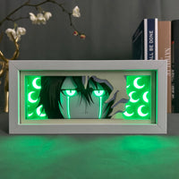 Boite lumineuse Ulquiorra Bleach allumée vert émeraude, yeux verts lumineux et lunes croissantes rétroéclairées