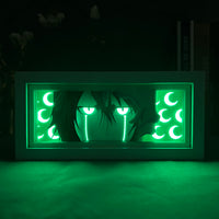 Boite lumineuse Ulquiorra illuminée en vert néon, regard glacial Arrancar avec lunes croissantes dans la nuit