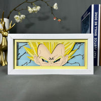 Boite lumineuse Vegeta Super Saiyan Dragon Ball posée sur bureau, cheveux jaunes hérissés découpés sur fond bleu clair