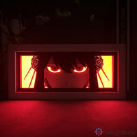 Boite lumineuse Yor Forger Spy x Family rétroéclairée rouge orangé, silhouette sombre aux yeux intenses et épingles à cheveux