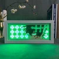Boite lumineuse Yuno Black Clover allumée en vert LED, trèfles lumineux et croix magique encadrant le visage du personnage