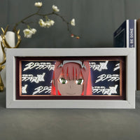 Boite lumineuse Zero Two éclairée, logo Darling in the FranXX lumineux autour du visage rose sur fond sombre décoration
