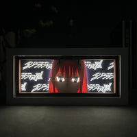Boite lumineuse Zero Two rétroéclairage en ambiance sombre, yeux intenses et cheveux rouges avec logos animés lumineux