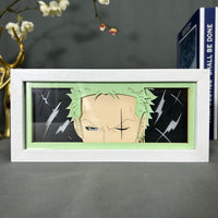 Boite lumineuse Zoro One Piece, cicatrice sur l'oeil et cheveux verts sur fond noir avec éclairs en silhouette découpée