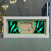 Boite lumineuse Zoro Roronoa cadre blanc, yeux verts lumineux et éclairs cyan entourant le visage, décoration chambre manga
