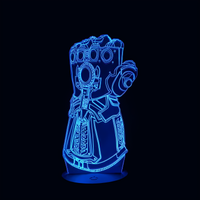 Lampe 3D LED Marvel Gant de Thanos effet holographique fond noir