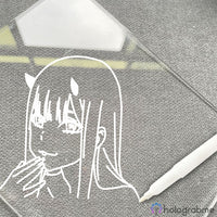 Plaque acrylique transparente pour lampe personnalisée avec dessin manga femme gravé au stylet, sur tissu gris