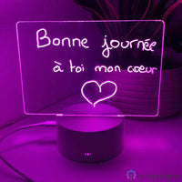 Lampe personnalisée violet avec message 'Bonne journée à toi mon cœur' gravé et cœur lumineux, posée sur bureau