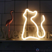 Néon LED chat silhouette blanc chaud posé sur étagère Sweet Home avec flamant rose, décoration salon