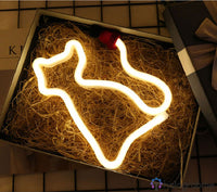 Néon LED chat silhouette blanc chaud présenté dans boîte cadeau avec paille dorée, idée cadeau