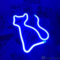 Néon LED chat silhouette bleu posé à plat sur fond graphique sombre, décoration chambre gaming