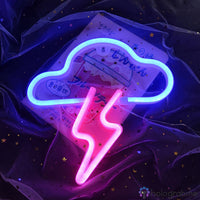 Néon LED nuage bleu avec éclair rose vif posé sur tissu étoilé, décoration chambre enfant ou ado tendance