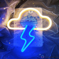 Néon LED nuage jaune doré avec éclair bleu turquoise sur fond étoilé bleu, déco murale chambre enfant