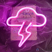 Néon LED nuage et éclair tout rose fuchsia sur tissu violet étoilé, décoration chambre fille romantique