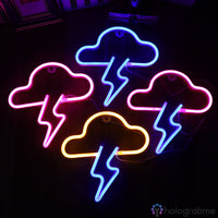 Quatre néons LED nuage et éclair en rose, bleu, jaune et orange allumés dans le noir, décoration chambre gaming