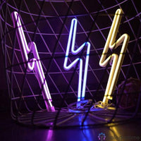 Trois néons LED éclair violet bleu et jaune posés dans un panier métallique, décoration gaming chambre ado