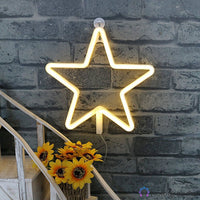 Néon LED étoile blanc chaud accroché sur un mur en brique avec des tournesols en dessous, décoration extérieure