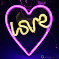 Néon LED cœur contour rose avec inscription 'love' jaune en script à l'intérieur, décoration chambre romantique