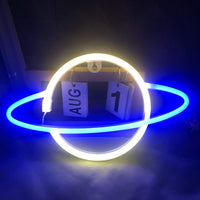 Néon LED planète bicolore jaune et bleu posé sur une surface, décoration chambre ado thème espace cosmos
