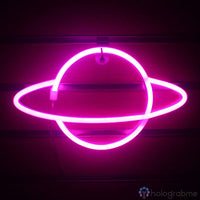 Néon LED planète rose fuchsia avec anneau lumineux accroché sur un mur lilas, décoration chambre ambiance spatiale