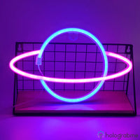Néon LED planète bleu et rose sur étagère murale, ambiance violet intense, décoration chambre ado thème espace