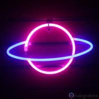 Néon LED planète bicolore rose et bleu clair accroché au mur sombre, décoration chambre thème galaxie cosmos