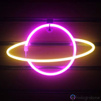 Néon LED planète bicolore rose et jaune doré accroché au mur, décoration chambre ambiance espace et cosmos