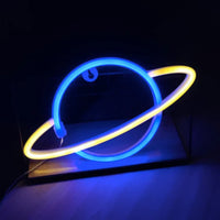 Néon LED planète bicolore bleu et jaune posé sur support, anneau et sphère lumineux, décoration chambre spatiale