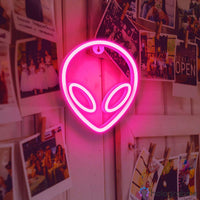 Néon LED alien rose uni avec yeux ovales accroché sur mur de photos polaroid, décoration murale chambre tendance