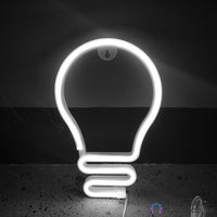 Néon LED ampoule blanc froid accroché au mur sur fond sombre, décoration minimaliste moderne