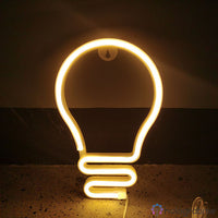 Néon LED ampoule jaune chaud accroché au mur, lumière dorée douce, décoration salon ou chambre