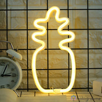 Néon LED ananas blanc chaud posé debout sur socle avec réveil vintage, décoration chambre estivale