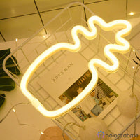 Néon LED ananas blanc chaud posé dans panier déco avec guirlande lumineuse, ambiance chambre cosy