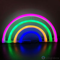 Néon LED arc-en-ciel multicolore rose vert jaune bleu posé sur surface, lumière vive et colorée
