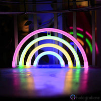Néon LED arc-en-ciel multicolore posé sur surface réfléchissante, décoration chambre enfant