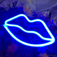 Néon LED bouche lèvres bleu électrique sur fond de fleurs, décoration chambre artistique et moderne