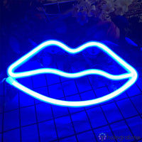 Néon LED bouche lèvres bleu électrique posé sur carrelage, lumière intense effet bar ambiance nuit