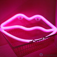 Néon LED bouche lèvres rose fuchsia posé dans un panier, décoration chambre féminine tendance