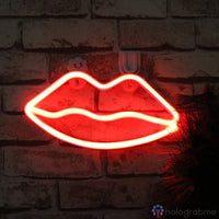 Néon LED bouche lèvres rouge accroché sur un mur de briques blanches, décoration chambre séduisante