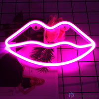 Néon LED bouche lèvres rose fuchsia accroché au mur carrelage blanc, décoration chambre tendance