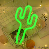 Néon LED cactus vert dans un panier décoratif avec des guirlandes lumineuses, décoration chambre cosy