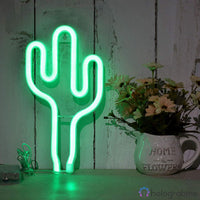 Néon LED cactus vert posé sur une étagère avec un bouquet de fleurs, décoration salon champêtre