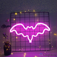 Néon LED chauve-souris rose mauve accroché sur grille déco avec guirlande lumineuse, décoration chambre