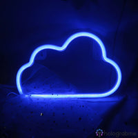 Néon LED nuage bleu électrique posé sur tissu étoilé, ambiance nuit chambre décoration enfant