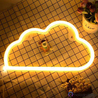 Néon LED nuage blanc chaud posé sur grille dorée avec peluche, décoration bureau chambre enfant