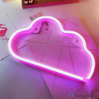 Néon LED nuage rose fuchsia posé à plat sur fond papier flamingo, ambiance chambre girly