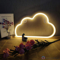 Néon LED nuage blanc chaud posé sur bureau avec fleurs séchées, décoration chambre romantique