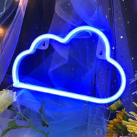 Néon LED nuage bleu accroché au mur avec trou de fixation, fond bleu nuit décoration chambre