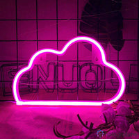 Néon LED nuage rose vif posé sur étagère avec reflet miroir, décoration chambre ado tendance
