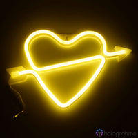 Néon LED cœur cupidon jaune vif avec flèche illuminé sur fond noir, décoration murale romantique